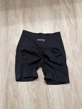 Bo&tee Women's High-Waist Black Scrunch Back Bike Shorts
